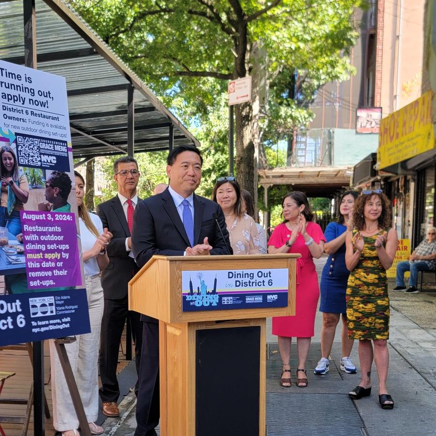NYC_SBS's tweet image. SBS &amp;amp; @NYC_DOT kick off &quot;Dining Out in District 6&quot; pilot on Northern Blvd to help local #smallbiz &amp;amp; #GetStuffDone! 🍽️

Thanks to @sbagov funding secured by @RepGraceMeng, we&apos;re distributing 60 free outdoor dining setups to restaurant owners in NY District 6. 🎉