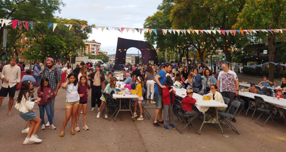 Inoblidable #RevetlladeSantJoan a #Sarrià, organitzada per <a href="/CanRaventos/">Defensem Can Raventós</a> amb el suport de moltes entitats del barri com <a href="/diablessarria/">Diablesses i Diables</a>, <a href="/Casaorlandai/">Casa Orlandai</a>, <a href="/AVSarria/">A.V.Sarrià</a>, <a href="/CdSarria/">Castellers de Sarrià</a>, <a href="/diarieljardi/">El Jardí</a>... i la feina d’un munt de voluntàries q van treballar per a que tot sortís rodó. Enhorabona!