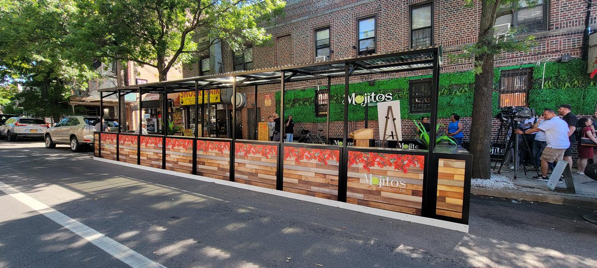 NYC_SBS's tweet image. SBS &amp;amp; @NYC_DOT kick off &quot;Dining Out in District 6&quot; pilot on Northern Blvd to help local #smallbiz &amp;amp; #GetStuffDone! 🍽️

Thanks to @sbagov funding secured by @RepGraceMeng, we&apos;re distributing 60 free outdoor dining setups to restaurant owners in NY District 6. 🎉