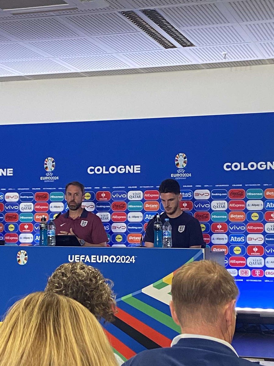 JanLukac9's tweet photo. Slovenski mediji si na tiskovni konferenci Anglije (ta je bila kar dvakrat prestavljena) očitno nismo zaslužili niti enega vprašanja. Repka, ki se ponaša z enim naslovom svetovnega prvaka iz časa, ko se je nogomet igral s “kvadratno žogo”, na Slovenijo zopet gleda zviška. https://t.co/1F1m9Htbnw