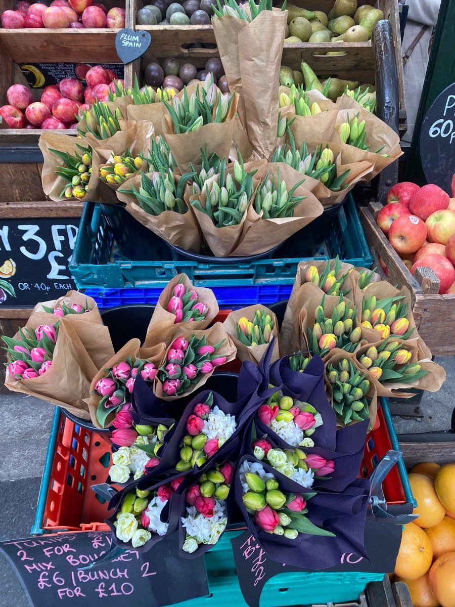 After work today, I went to Borough Market, one of the must-visit places in London, located near Tower Bridge. It's a great place to enjoy the free fun of the city. Fruits, seafood, cheese bread olive oil There are all kinds of snacks like paella and desserts.
#LondonLife