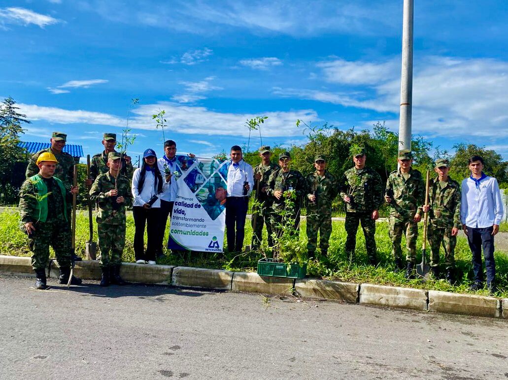 #CustodiosDelMedioAmbiente 
🌳 ¡Pequeños gestos, logran grandes cambios! 
En acción conjunta con <a href="/GrupoInteraseo/">Interaseo</a>, sembramos más de 150 árboles silvestres en Arboleda Campestre, #Ibagué. 
Como <a href="/COL_EJERCITO/">Ejército Nacional de Colombia</a>, cuidamos y protegemos el medio ambiente día a día.