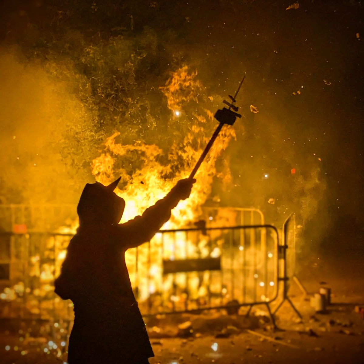 La #FlamaCanigo24 va encendre la foguera de la nit de Sant Joan a #Sarrià, on vam celebrar plegats una #revetlladeSantJoan popular i inoblidable.
El meu bateig de foc com a diablessa!
(Foto de l'Herminia)