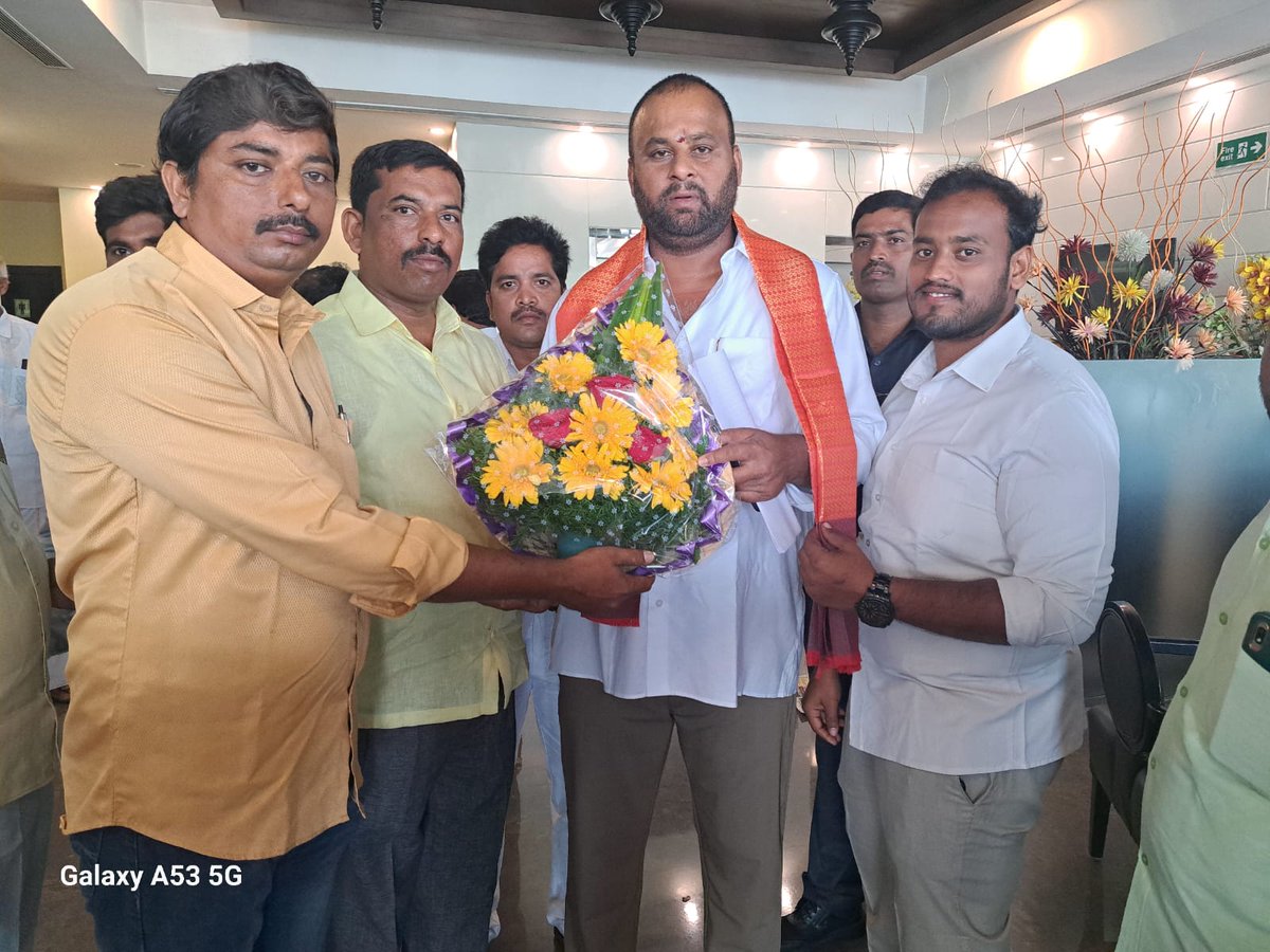 s79461_TDP's tweet photo. #AdminPost మంత్రుల కలిసిన అనంతరం పాల ఏకరి కులస్తుల బాగోగుల కోసం చర్చించడం జరిగినది....

@naralokesh #teamofsivaprasadnaidu #Devimalluri #palaekari https://t.co/a3QAd8Dmcw