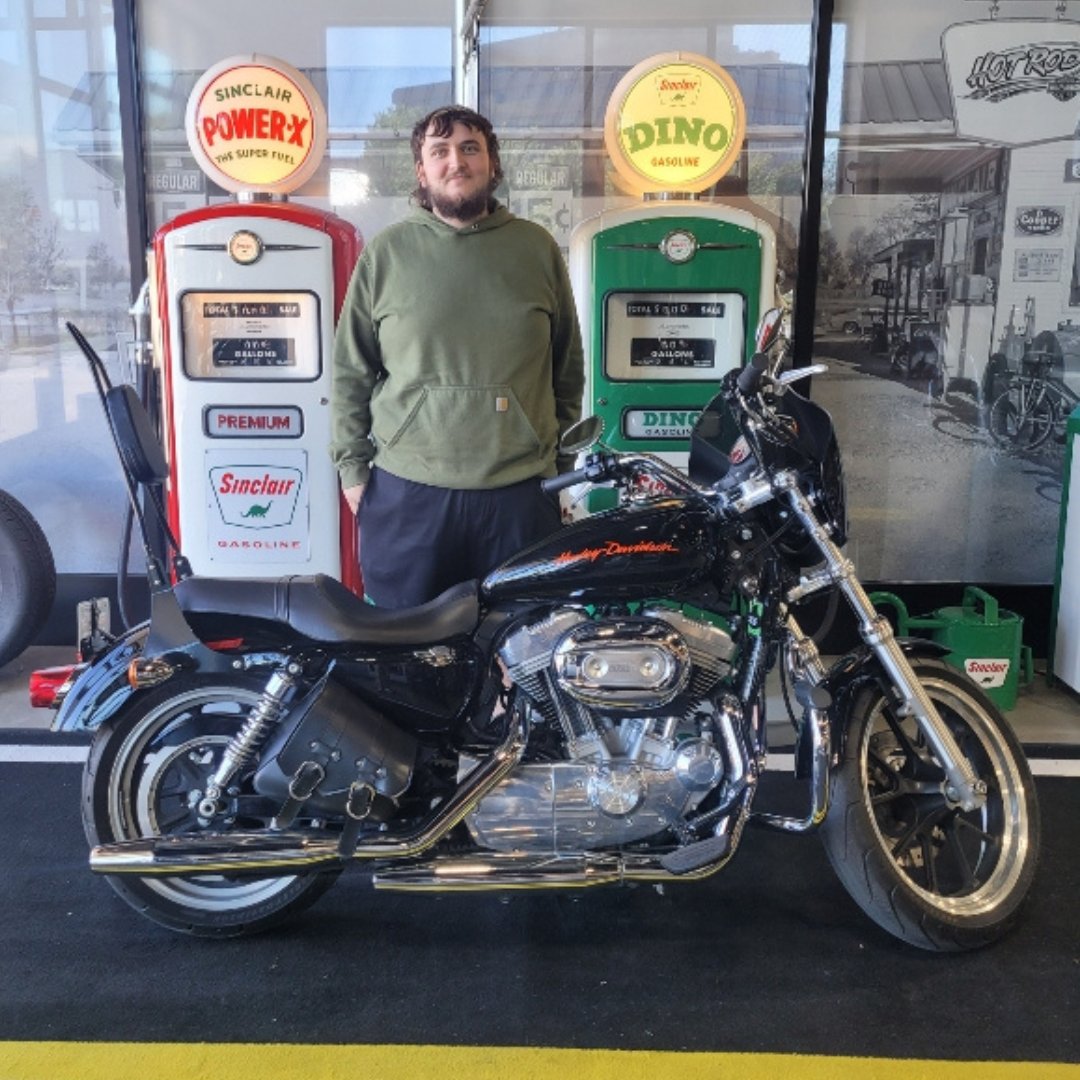 hotrodhd1's tweet photo. Congratulations 🎉 to Ryan and his new Sportster 883 Superlow!🤘🔥
#HotRodHD #RideOn #HotRodHD1 #Sportster883Superlow https://t.co/ZX4v3HcnVg