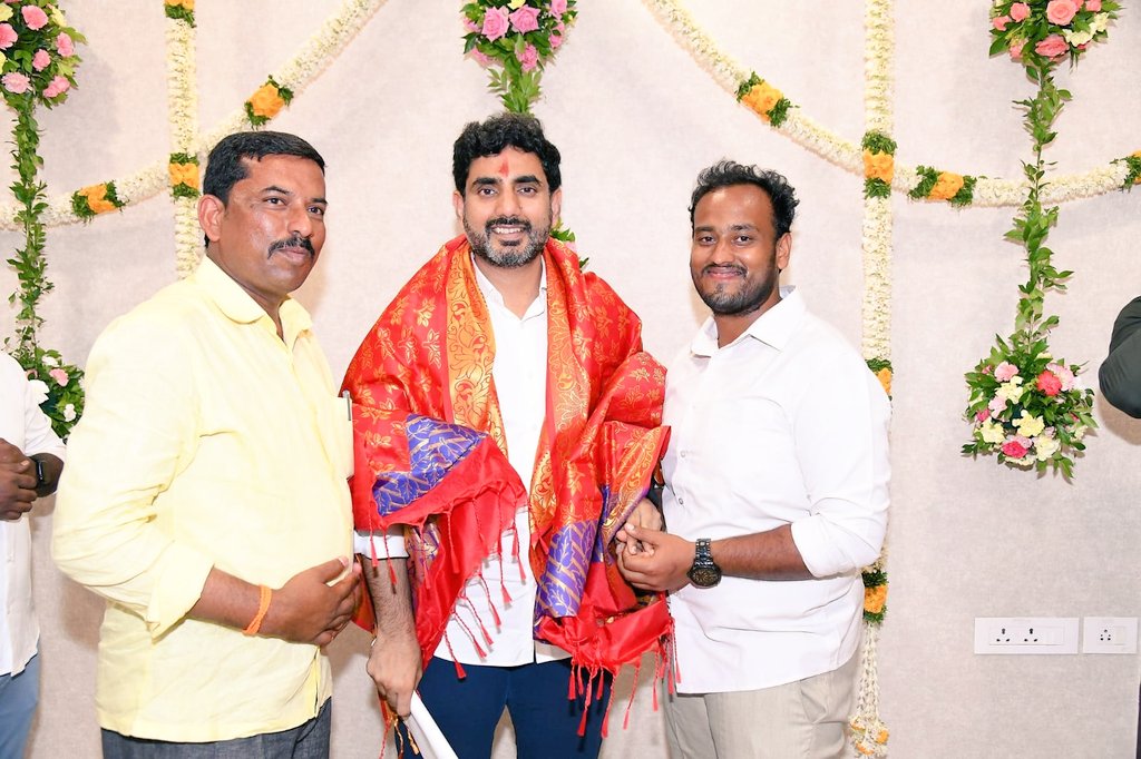 s79461_TDP's tweet photo. #AdminPost బాధ్యతలు స్వీకరించిన మంత్రి నారా లోకేష్ కొల్లు రవీంద్రలకు అభినందనలు తెలిపిన టిడిపి బీసీ సాధికార సమితి పాల ఏకరి రాష్ట్ర కన్వీనర్ గురిగింజ కుంట శివప్రసాద్ నాయుడు@ గుట్ట బాబు
 #telugudesampartyofficial #NaraChandrababuNaidu #NaraLokesh  #guttababu #devimalluri #palaekiri https://t.co/yntfjQssGU