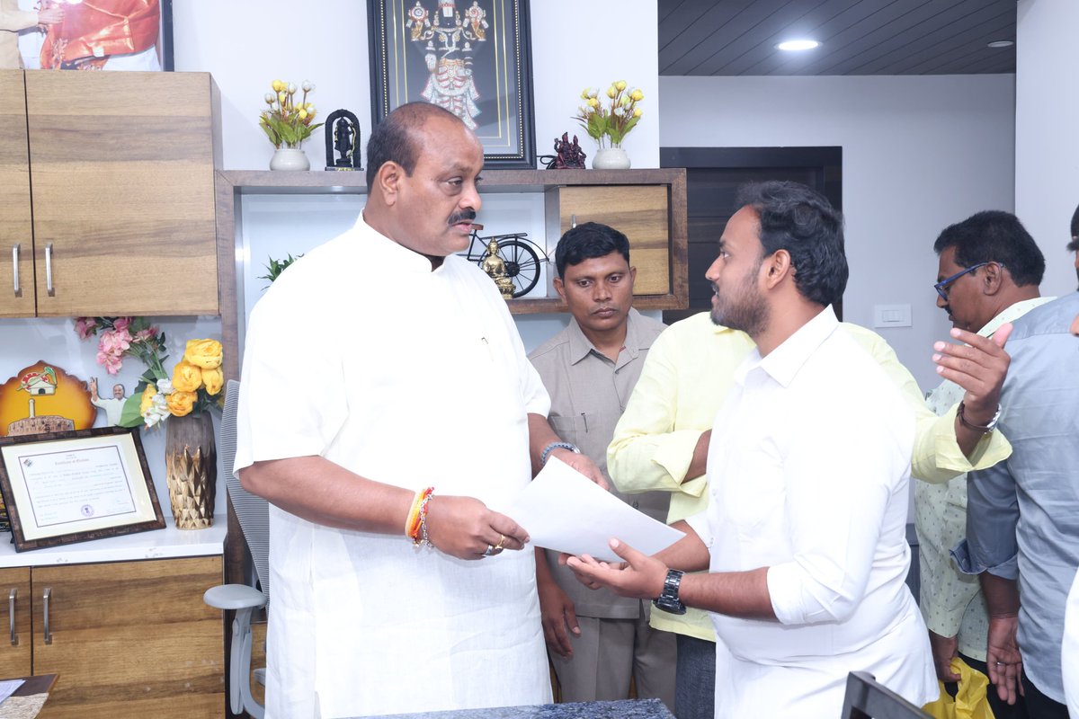 s79461_TDP's tweet photo. #AdminPost బాధ్యతలు స్వీకరించిన మంత్రి నారా లోకేష్ కొల్లు రవీంద్రలకు అభినందనలు తెలిపిన టిడిపి బీసీ సాధికార సమితి పాల ఏకరి రాష్ట్ర కన్వీనర్ గురిగింజ కుంట శివప్రసాద్ నాయుడు@ గుట్ట బాబు
 #telugudesampartyofficial #NaraChandrababuNaidu #NaraLokesh  #guttababu #devimalluri #palaekiri https://t.co/yntfjQssGU