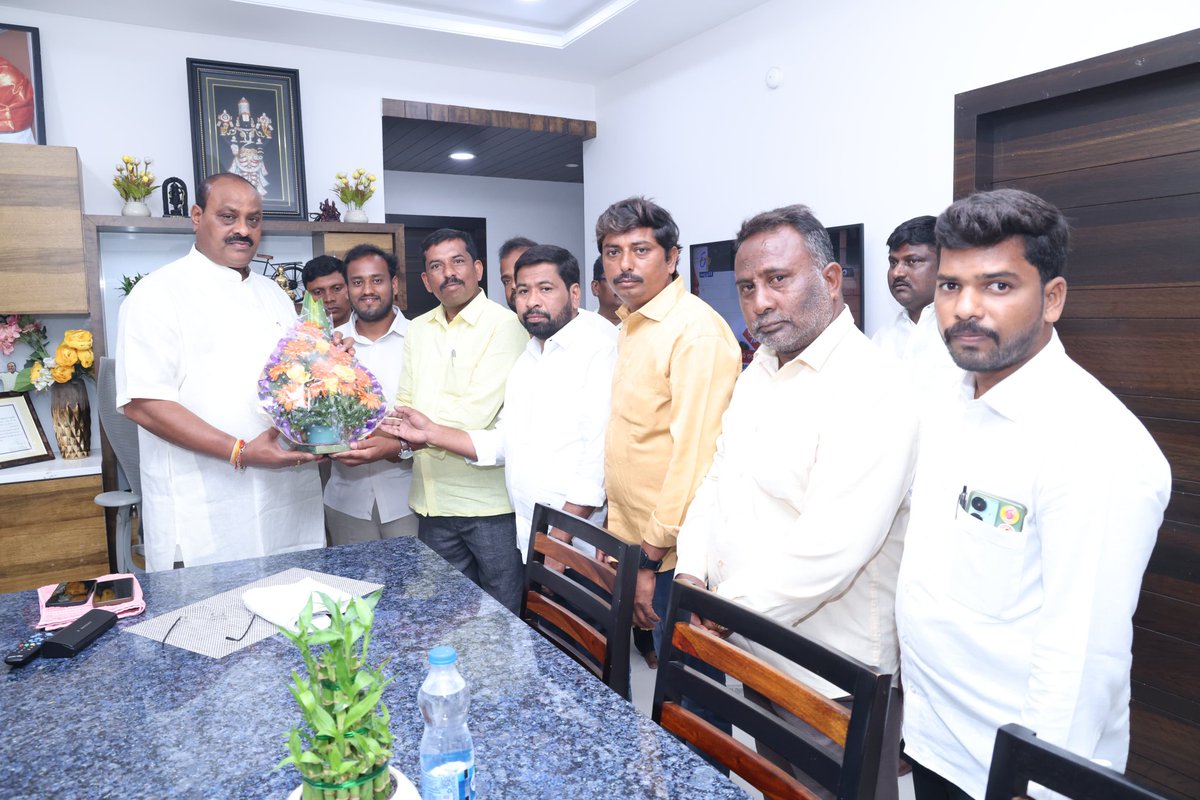 s79461_TDP's tweet photo. #AdminPost బాధ్యతలు స్వీకరించిన మంత్రి నారా లోకేష్ కొల్లు రవీంద్రలకు అభినందనలు తెలిపిన టిడిపి బీసీ సాధికార సమితి పాల ఏకరి రాష్ట్ర కన్వీనర్ గురిగింజ కుంట శివప్రసాద్ నాయుడు@ గుట్ట బాబు
 #telugudesampartyofficial #NaraChandrababuNaidu #NaraLokesh  #guttababu #devimalluri #palaekiri https://t.co/yntfjQssGU