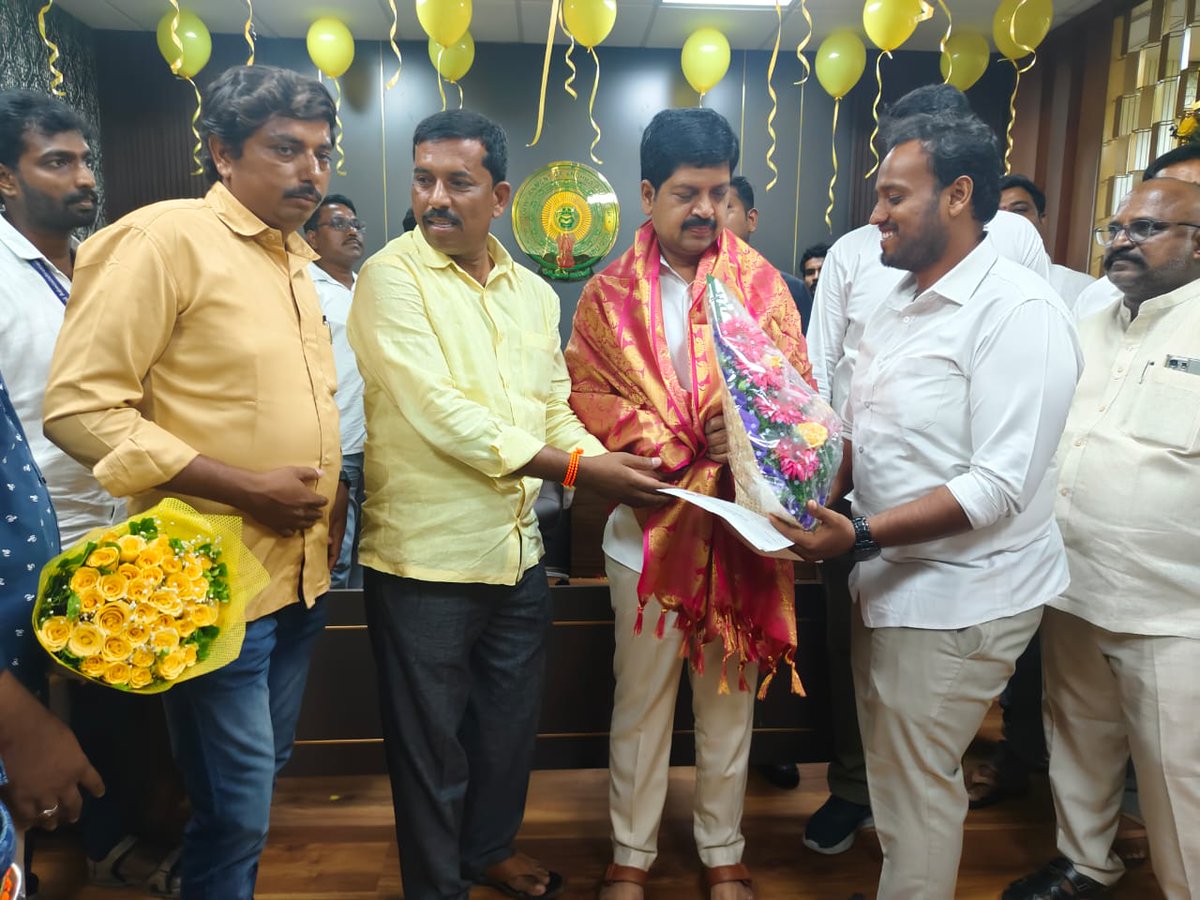 s79461_TDP's tweet photo. #AdminPost బాధ్యతలు స్వీకరించిన మంత్రి నారా లోకేష్ కొల్లు రవీంద్రలకు అభినందనలు తెలిపిన టిడిపి బీసీ సాధికార సమితి పాల ఏకరి రాష్ట్ర కన్వీనర్ గురిగింజ కుంట శివప్రసాద్ నాయుడు@ గుట్ట బాబు
 #telugudesampartyofficial #NaraChandrababuNaidu #NaraLokesh  #guttababu #devimalluri #palaekiri https://t.co/yntfjQssGU