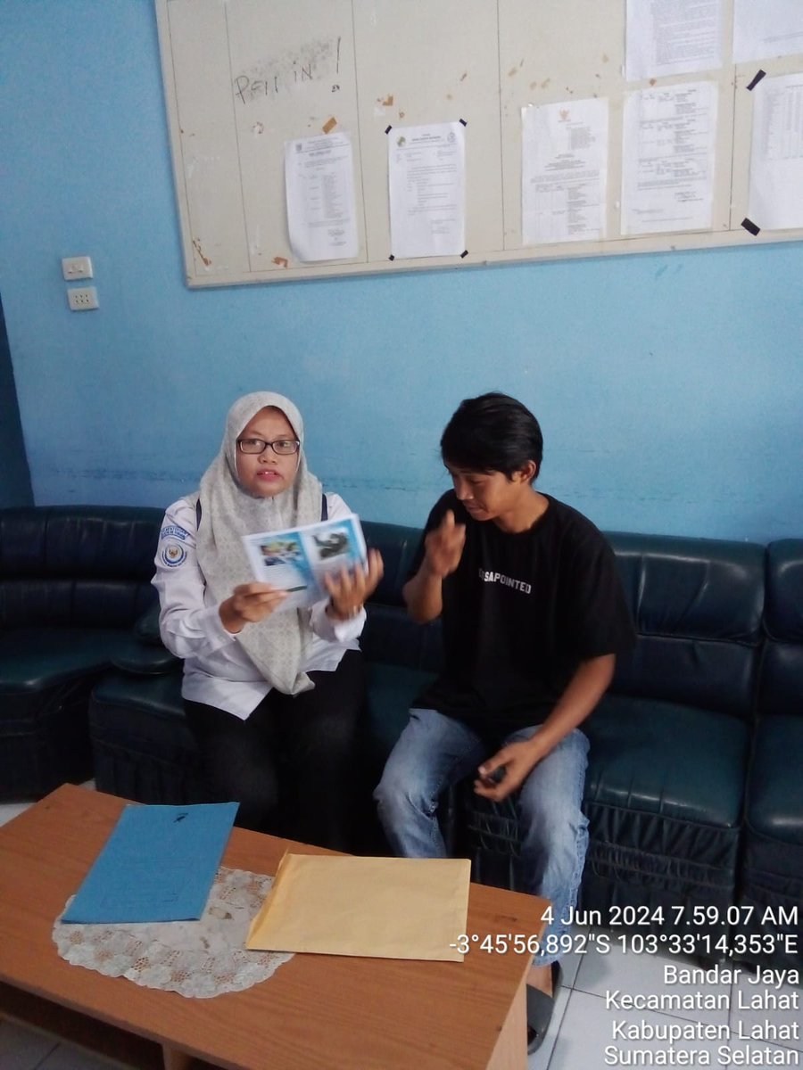 EvaTajuddin's tweet photo. Selasa (04/06/24), Eva Hendrayani Luhkan Kab. Lahat melaksanakan Akses Infotek (Leaflet) "Budidaya Ikan Lele Kolam Tanah" kepada Sekretaris Pokdakan Sungai Itam Kikim Di Dinas Perikanan Lahat
#GiatluhkansatminkalBRPPUPP
#luhlapor 
#Lahat https://t.co/a5kIQHF2hM