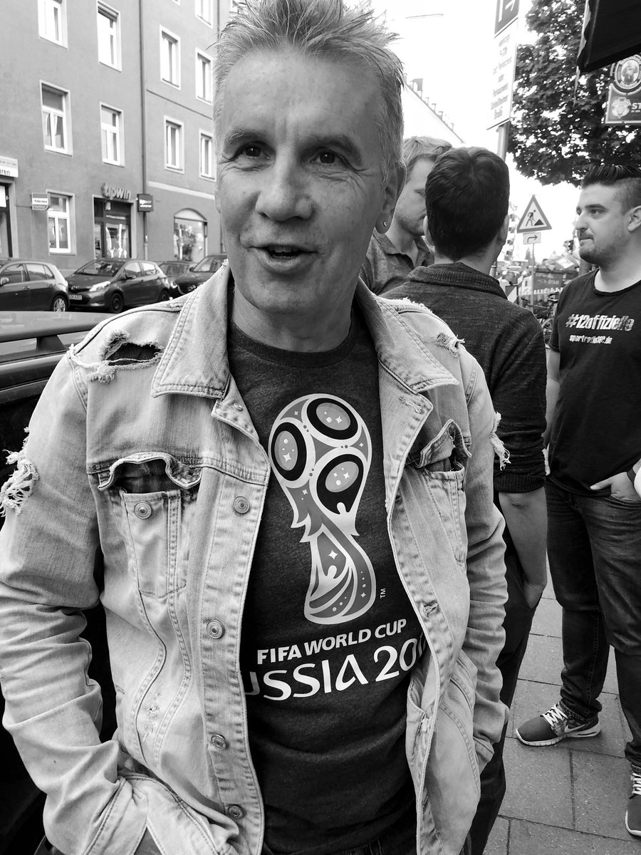 SpotfightDE's tweet image. Wir sind schockiert: Kommentatoren-Legende Günter Zapf ist im Alter von 66 Jahren verstorben. 

Ruhe in Frieden. Du warst für viele die Stimme der Kindheit. 🕊️🖤