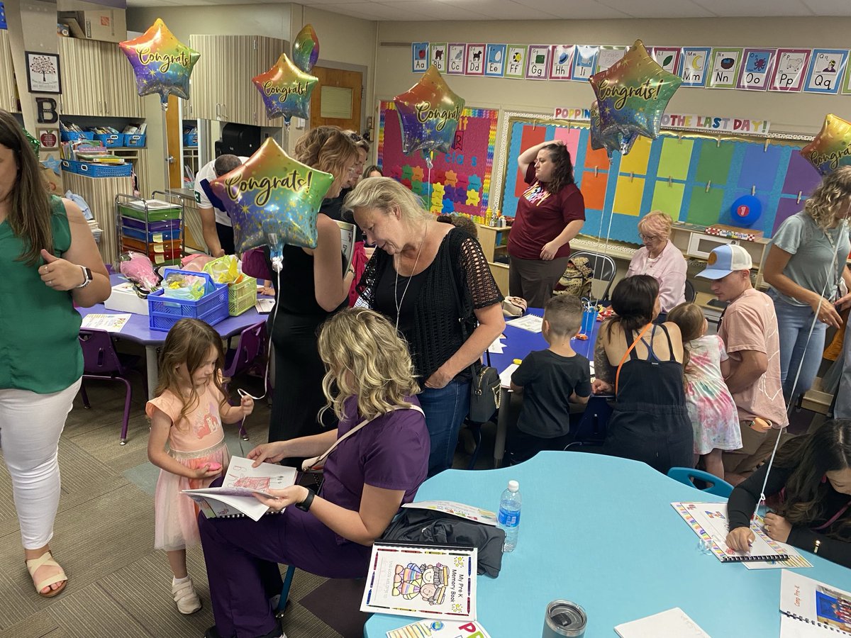 CCCSD_instruct's tweet image. Mrs. Berardicurti’s UPK families celebrate moving up together! ⁦@CCCSDtweets⁩