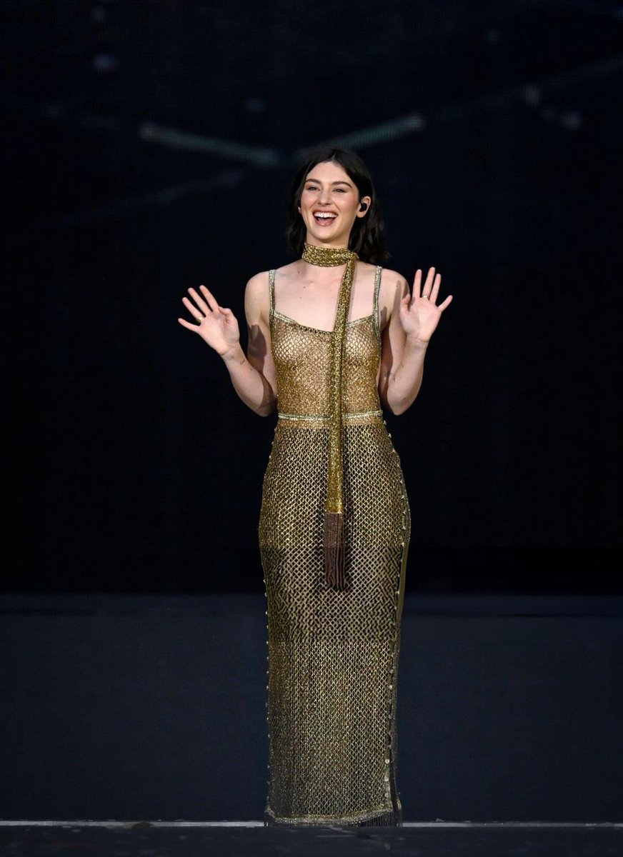 ABOUT US, SHE CAME ALL THE WAY TO LONDON FOR YOU!💙 <a href="/gracieshq/">GracieAbramsHQ</a> ! #LondonTStheErasTour

📸: <a href="/GarethGetty/">Gareth Cattermole</a> // <a href="/GettyVIP/">Getty Images Entertainment</a>