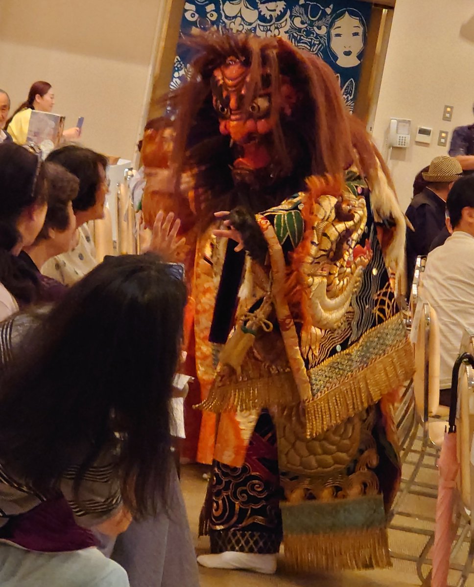 gensui193's tweet photo. 実は『隠神』と『大江山』の時に
舞台から狸と酒呑童子👹が
お客様のところに逃げたりご挨拶しに行ったりしてました🤣

ちょっとしたサプライズもありながらも
大盛況のうちに【湯来ロッジ共演大会】はお開きとなりました。

観に来てくださったお客様、神楽団の皆様、ありがとうございました😌⤵️ https://t.co/A5PNNhdnJX
