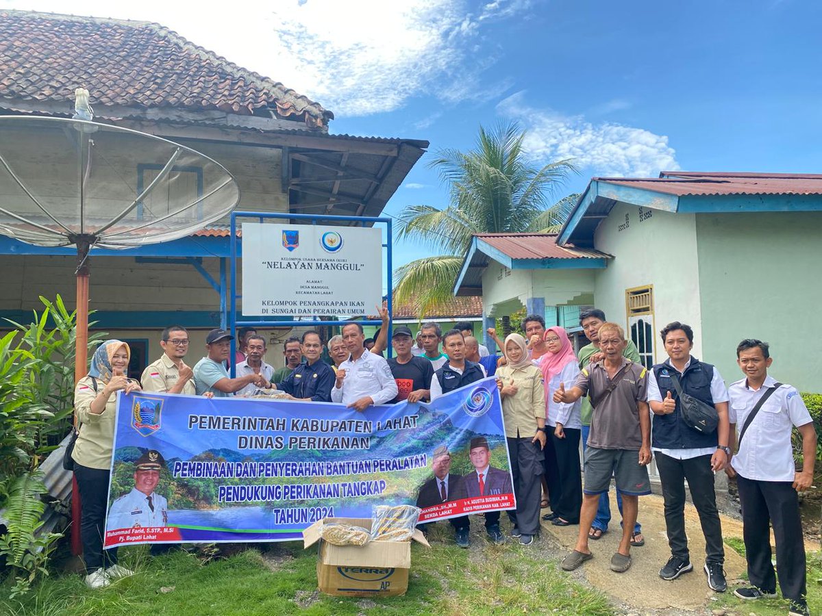 EvaTajuddin's tweet photo. Rabu (05/06/24), Eva Hendrayani Luhkan Kab. Lahat mendampingi Kadis dan Kabid Tangkap penyerahan bantuan Alat tangkap berupa Sepatu Boot APBD di KUB Semidang Serasan dan Nelayan Manggul Kec. Manggul Kab. Lahat
#GiatluhkansatminkalBRPPUPP
#luhlapor 
#Lahat https://t.co/UPgJcLCAhR