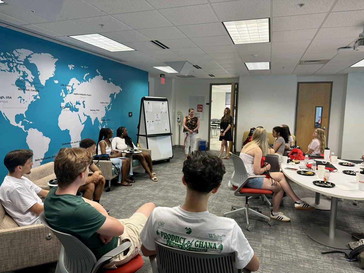 Gisa_Rollin's tweet photo. Welcoming our French students for our annual immersion APHEC program at @SKEMA_BS USA in Raleigh Nc! 🇺🇸🇺🇸🇺🇸 3 weeks in America! https://t.co/88kNnJ9FpO