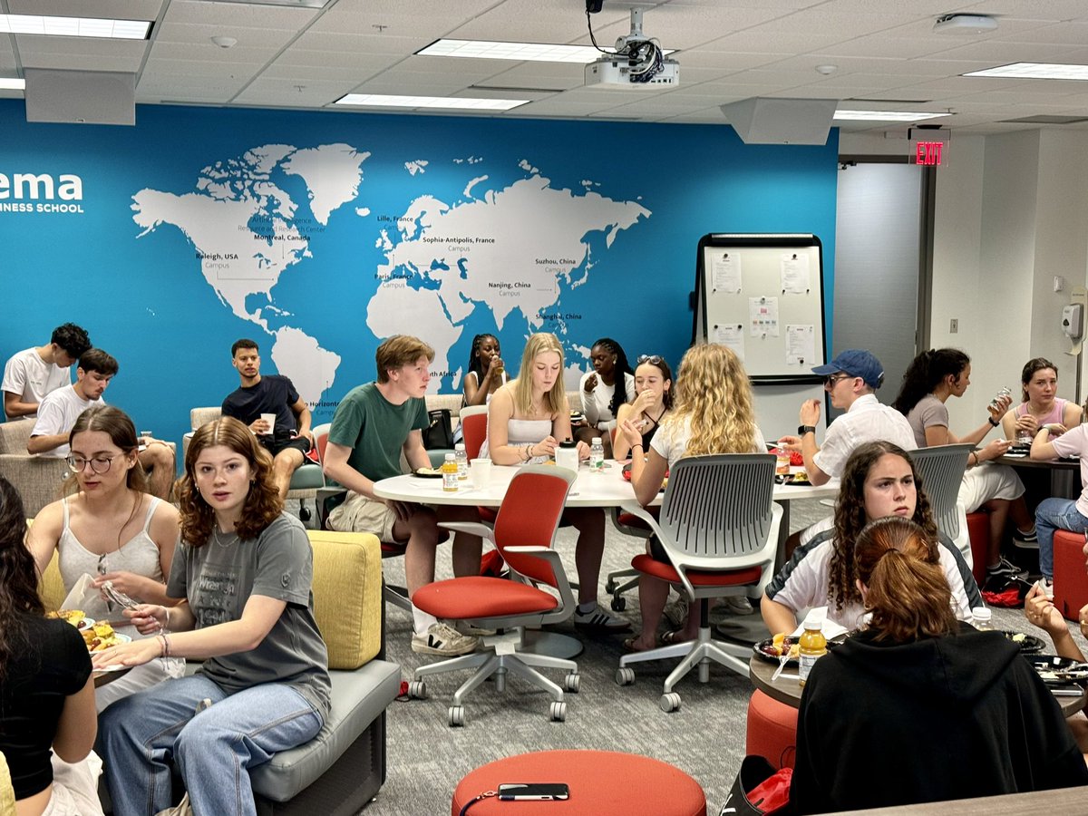 Gisa_Rollin's tweet photo. Welcoming our French students for our annual immersion APHEC program at @SKEMA_BS USA in Raleigh Nc! 🇺🇸🇺🇸🇺🇸 3 weeks in America! https://t.co/88kNnJ9FpO
