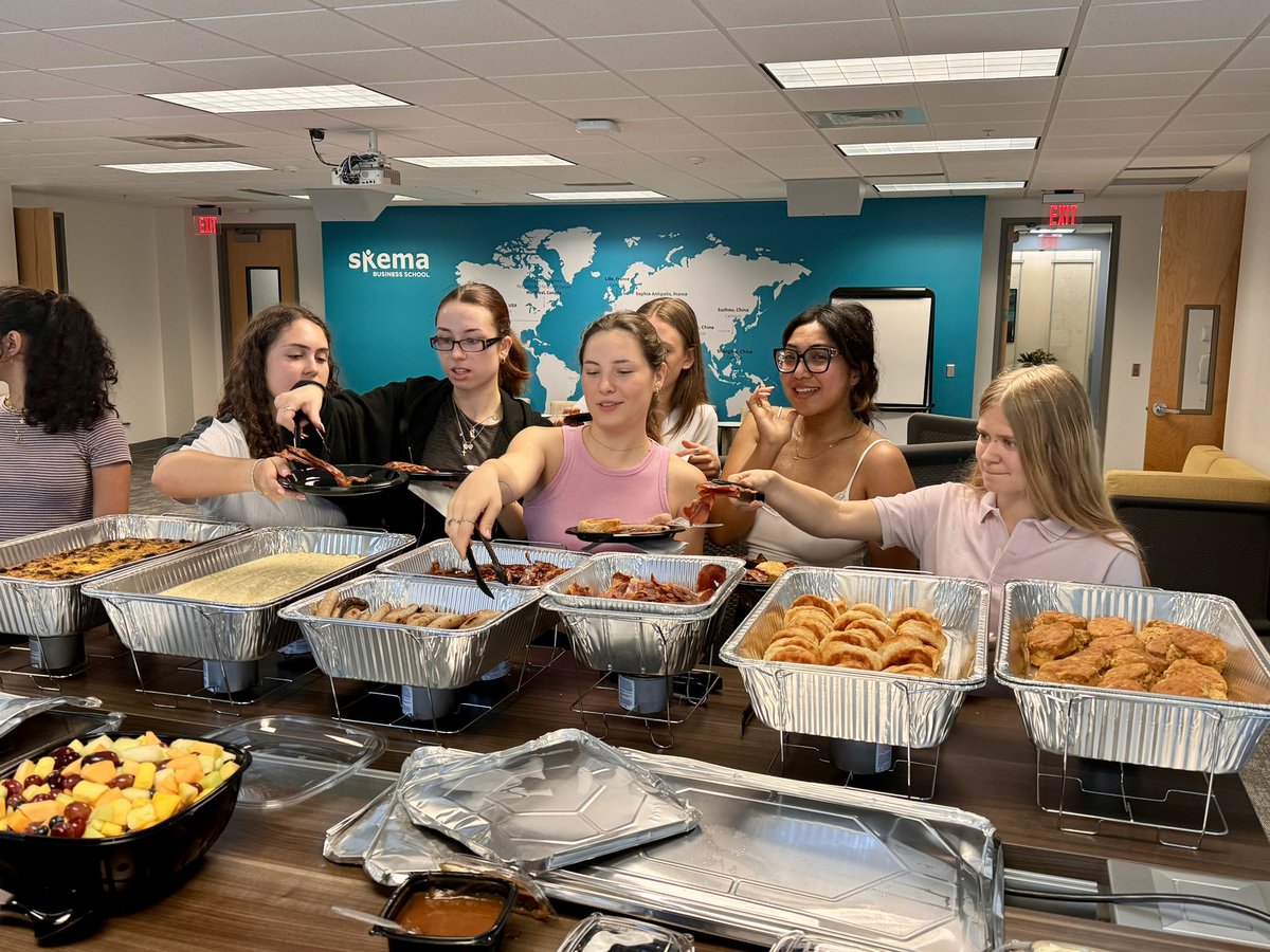 Gisa_Rollin's tweet photo. Welcoming our French students for our annual immersion APHEC program at @SKEMA_BS USA in Raleigh Nc! 🇺🇸🇺🇸🇺🇸 3 weeks in America! https://t.co/88kNnJ9FpO