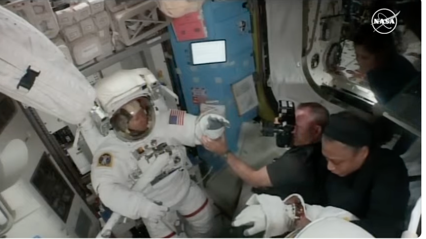 genejm29's tweet photo. #NASA #EVA90 #EVA271 - NASA PAO saying that the crew were in no danger during the incident... can see Butch Wilmore coming in to photo document the condition of Tracy Dyson's suit talking photos of her glove https://t.co/HoXJ440TOq