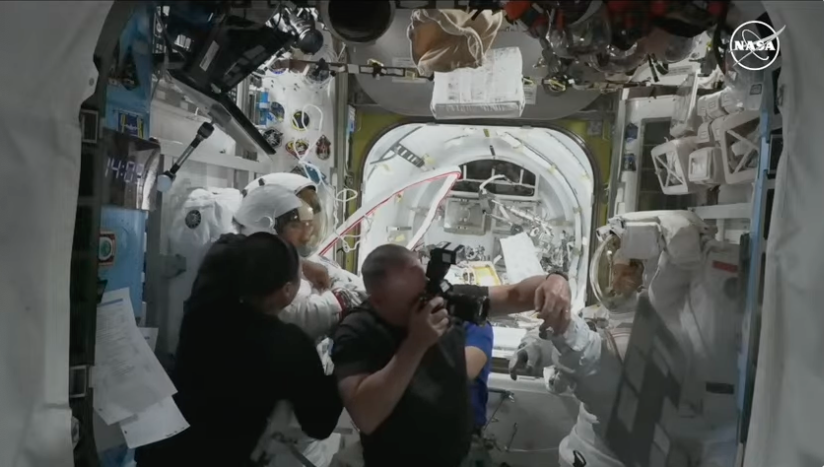 genejm29's tweet photo. #NASA #EVA90 #EVA271 - NASA PAO saying that the crew were in no danger during the incident... can see Butch Wilmore coming in to photo document the condition of Tracy Dyson's suit talking photos of her glove https://t.co/HoXJ440TOq