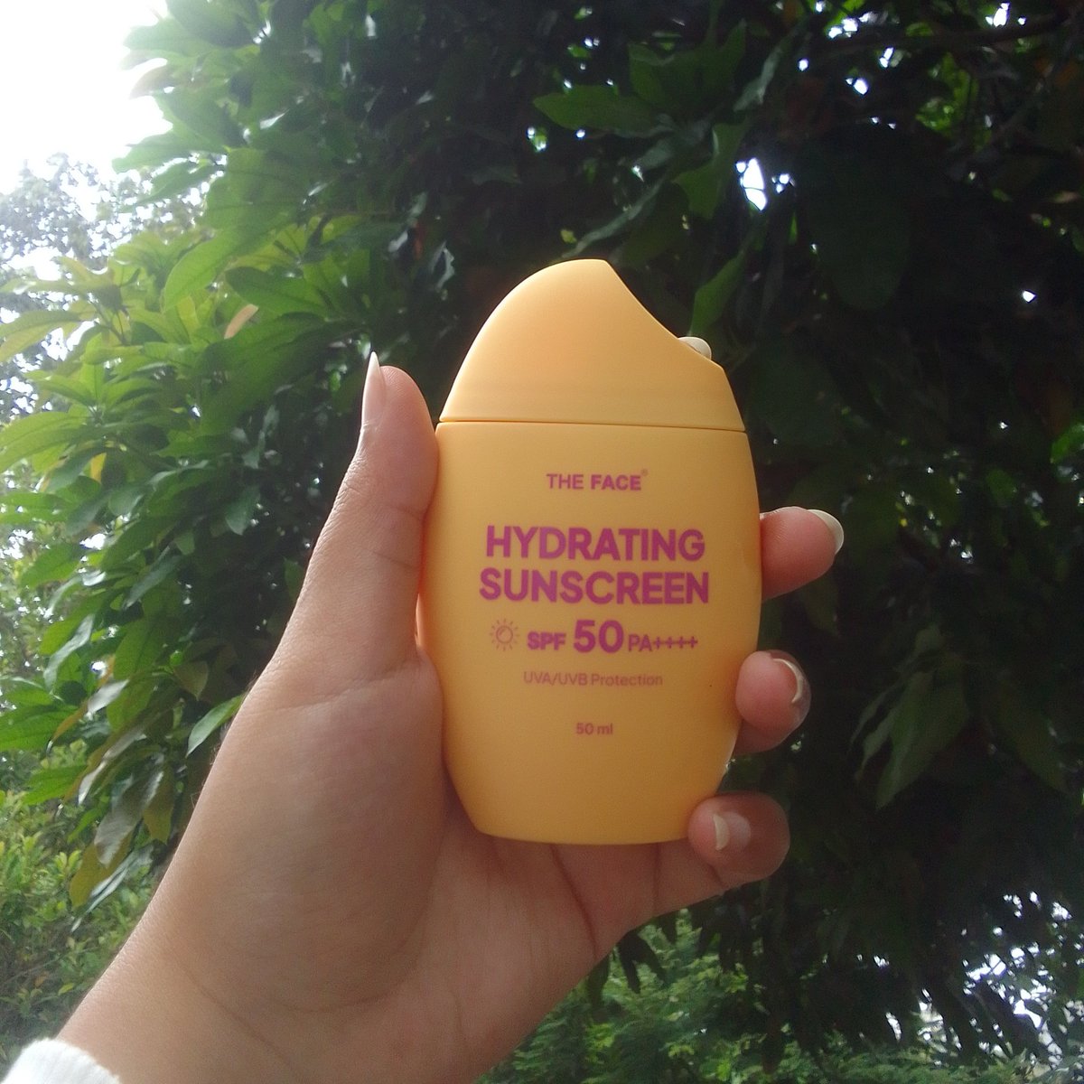 _canoodlefly's tweet photo. SUNSCREEN SPF 50 BIKIN JERAWATAN? 

Disini ada nggak yang ngerasa kalo pake sunscreen muka jd makin kusam, atau malah bikin jerawat jd makin parah?🤔Aku bbrp hari yang lalu scroll tiktok, trs liat vid Kak Suhay Salim pake Sunscreen spf 50 PA++++ dari Brand The Face Indonesia ini. https://t.co/3Sswd00MUN