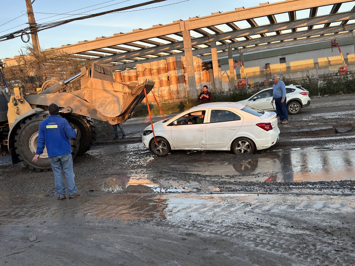 Felipe_Salvat's tweet photo. @Muni__Lampa El Roble con el Castaño, autos con daños por los hoyos bajo toda esa agua, ¿quién se debe responsabilizar por ello? https://t.co/YllegsqVFD