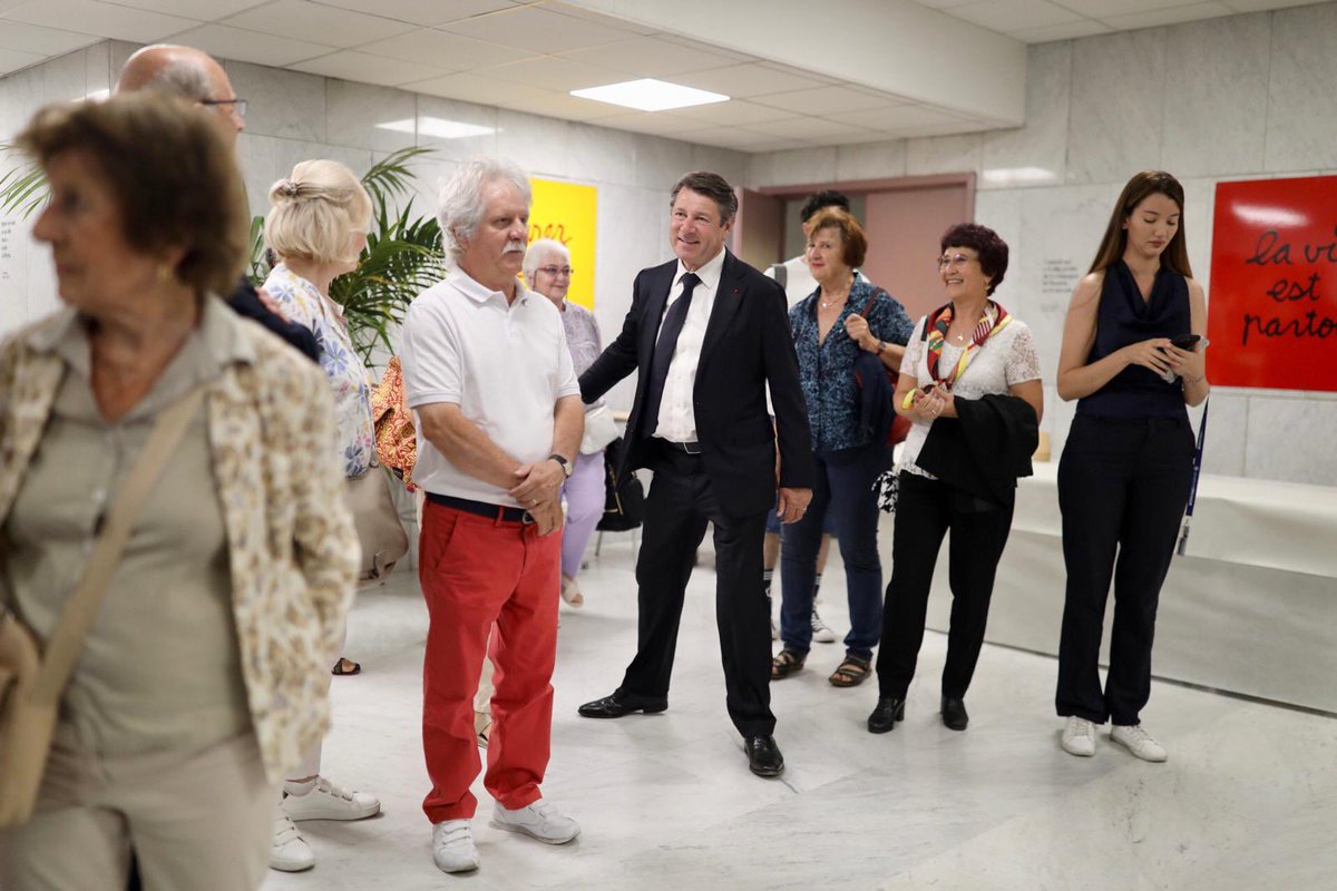 Formés, ils passent ensuite en tant que "patients témoins" une journée d'examens où ils ont un comportement similaire face à tous les étudiants qu'ils rencontrent. Pour les participants c'est aussi une contribution au fait de rendre la médecine plus en proximité et plus humaine.