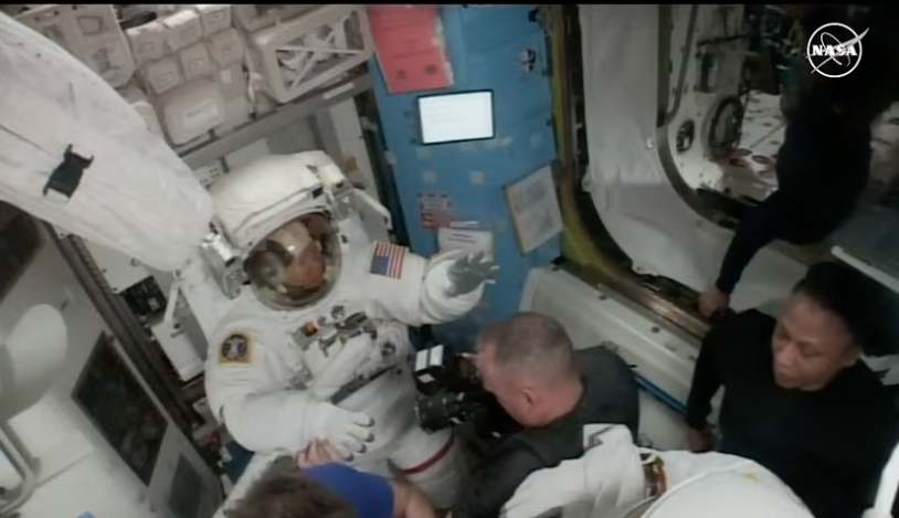 genejm29's tweet photo. #NASA #EVA90 #EVA271 - #CFT Commander Butch Wilmore taking some additional imagery of both Tracy Dyson's and Mike Barrat's suit configurations https://t.co/11i1kT3S4D