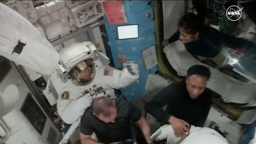 genejm29's tweet photo. #NASA #EVA90 #EVA271 - #CFT Commander Butch Wilmore taking some additional imagery of both Tracy Dyson's and Mike Barrat's suit configurations https://t.co/11i1kT3S4D