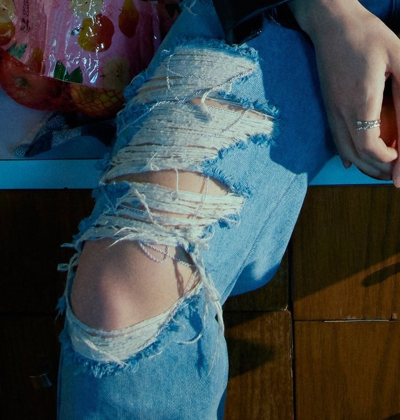 they give me leeknow's thighs and knees and expect me to be normal ???