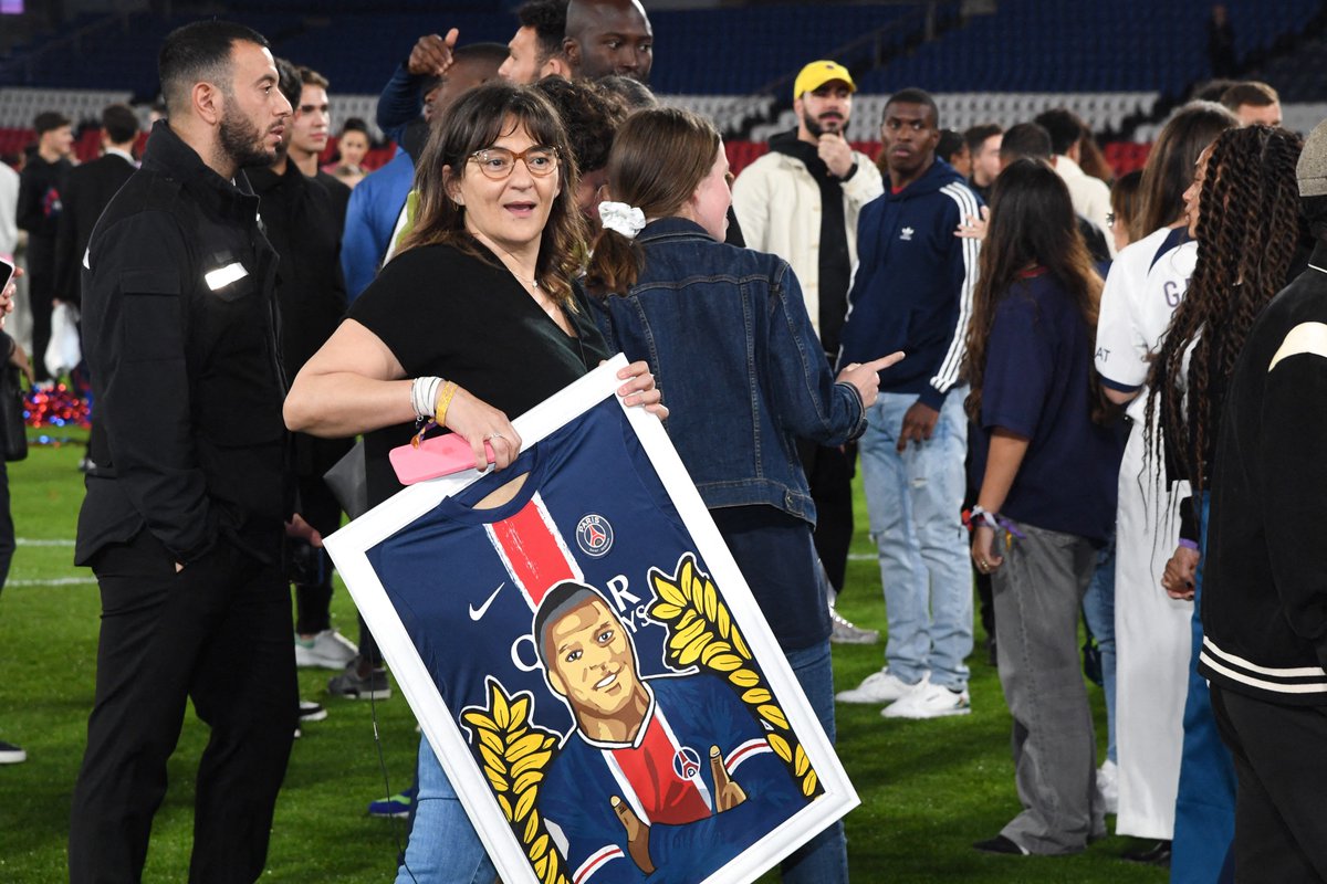 ActuFoot_'s tweet photo. 🚨 Un transfert de Rayan Cherki au PSG est "difficile à imaginer" à cause des relations tendues entre Fayza Lamari et Nasser Al-Khela��fi. 🥶🔴🔵

Le Borussia Dortmund est très intéressé par le Lyonnais. 🟡⚫️

🗞️ @footmercato https://t.co/Jky6rV7YLY