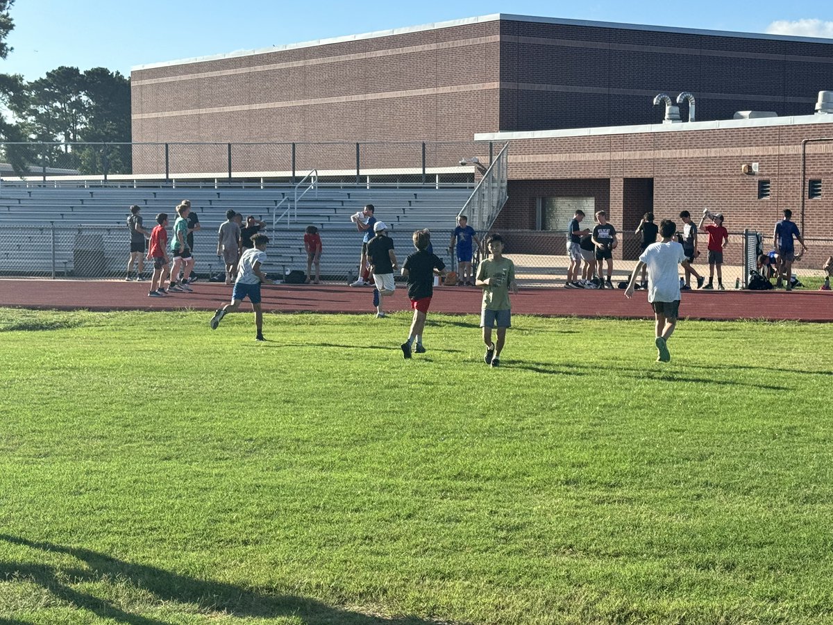 WWJH_Football's tweet photo. Wildcats working hard today! #relentlesseffort @TMHS__athletics @TISDWWJHS https://t.co/UJR7Up0tij