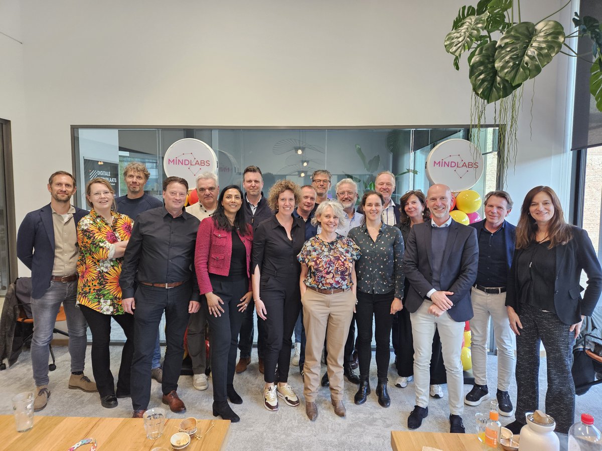 Op 11 juni presenteerden zich bij <a href="/Mindlabs2/">MindLabs</a> in Tilburg acht innovatieprojecten van de Regio Deal Midden-Brabant. Vertegenwoordigers bespraken de samenwerking voor bredere welvaart in de regio. ap.lc/DFtDL.