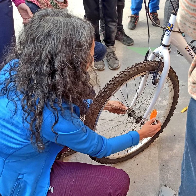 IsisIsismas's tweet photo. FELIZ LUNES! 

Hoy recuperamos y compartimos algunas fotos que nos han llegado de los talleres de mecánica de bicis que impartí hace un par de años para el Proyecto STARS en colegios e institutos de todo Madrid 👩‍🔧❤️🚲🧒🧒🧒 https://t.co/VFmcdxLF0b