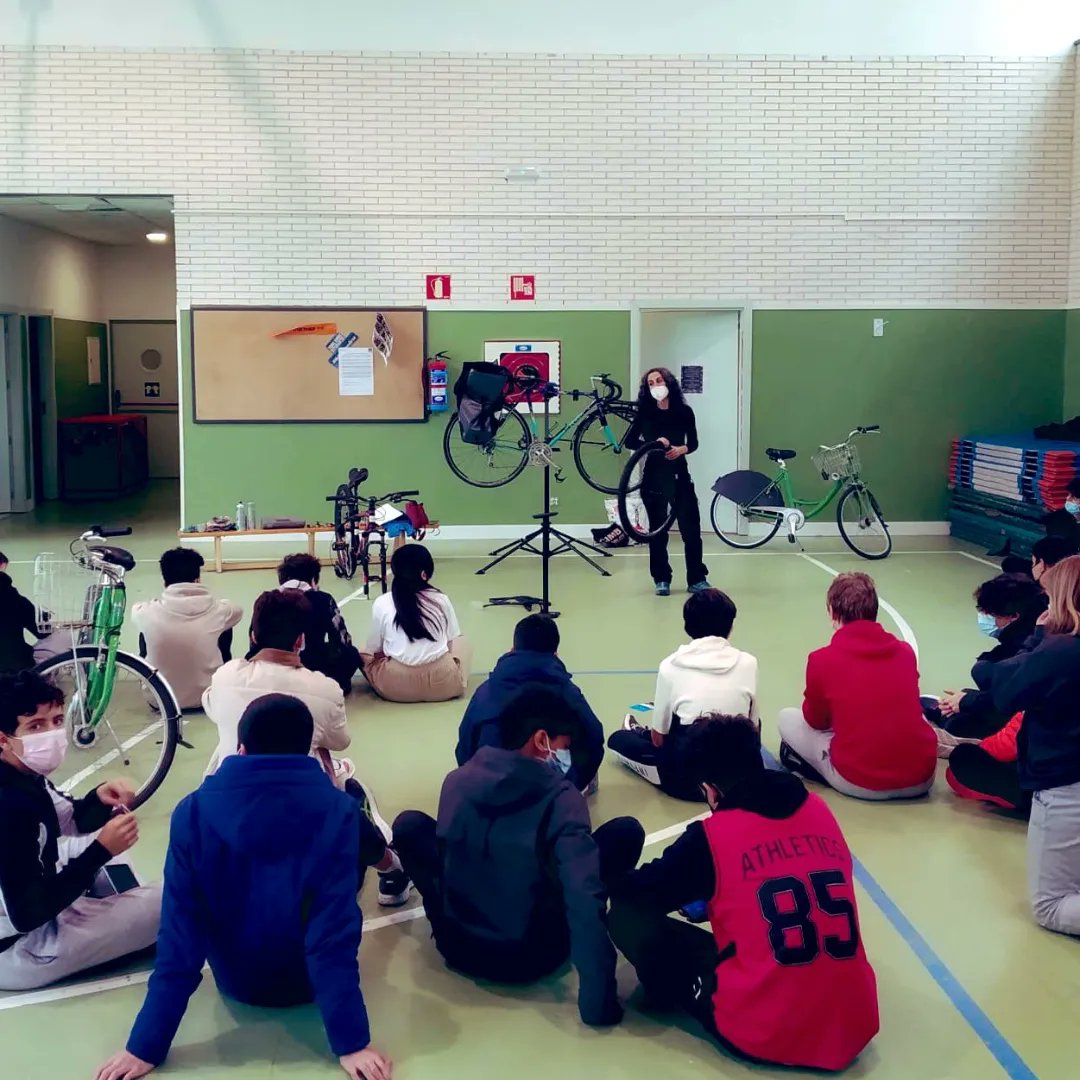 IsisIsismas's tweet photo. FELIZ LUNES! 

Hoy recuperamos y compartimos algunas fotos que nos han llegado de los talleres de mecánica de bicis que impartí hace un par de años para el Proyecto STARS en colegios e institutos de todo Madrid 👩‍🔧❤️🚲🧒🧒🧒 https://t.co/VFmcdxLF0b