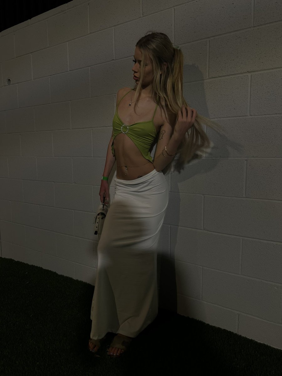 Logankloehnn's tweet photo. 🤍💚 #girl #fashion #trending https://t.co/KwPkn9zToB