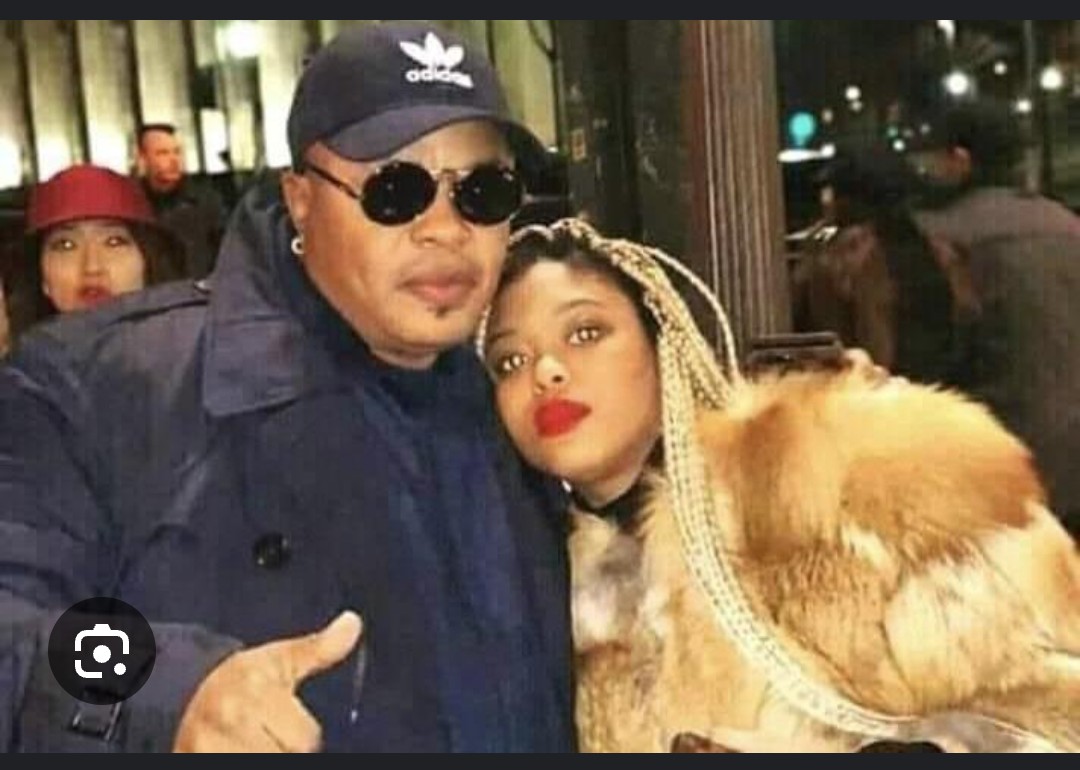 baelenge_irenge's tweet photo. De gauche à droite, Daida Mpiana et son père, JB Mpiana et Diam's Kinuani et son père, Didi Kinuani. Sikoyo, depuis quand bakoma bana ya Kamerhe. De plus, ils sont mineurs ? C'est à cause des enfants d'autrui que la VPM des affaires Étrangères doit être traitée comme une boyi? Kamerhe n'a pas de respect pour le Congo. Il doit rentrer en prison.