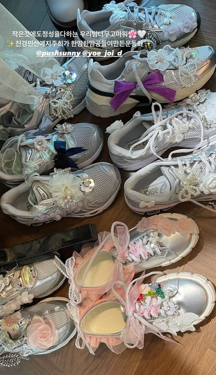 cafewindows's tweet photo. the sneakers seen in the 'cosmic' mv customized by the stylists 🤩 https://t.co/GYilFje2US