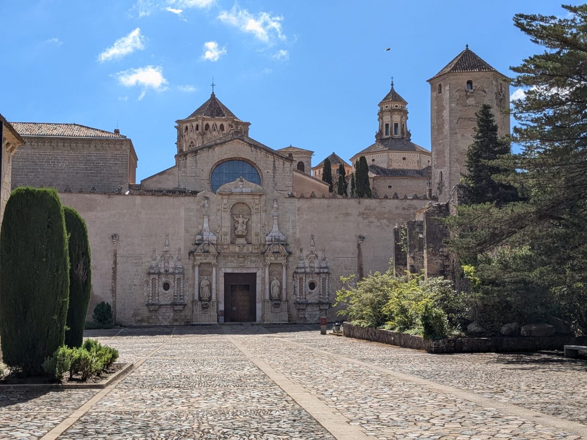 summerschoolmed's tweet photo. El divendres vam tancar el curs amb una visita als monestirs de Poblet, Santes Creus i Pedralbes després de cinc jornades. Agraïm als estudiants i els ponents la seva assistència al llarg de la setmana. Gràcies per ser-hi! https://t.co/80Uy3pplnU