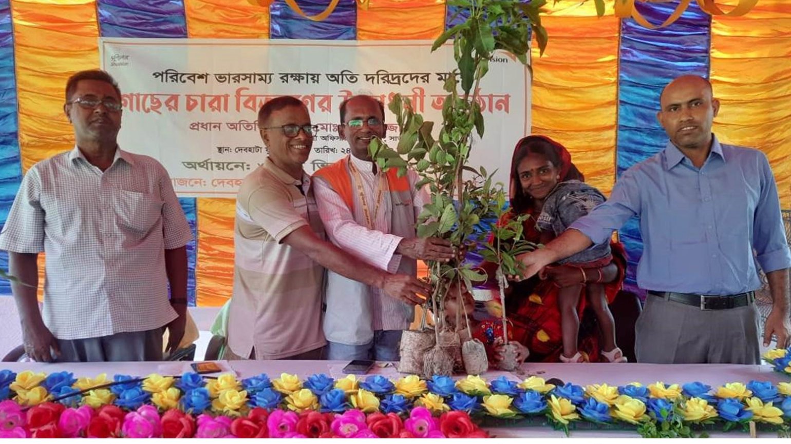 দেবহাটায় পরিবেশের ভারসাম্য রক্ষায় গাছের চারা বিতরণ