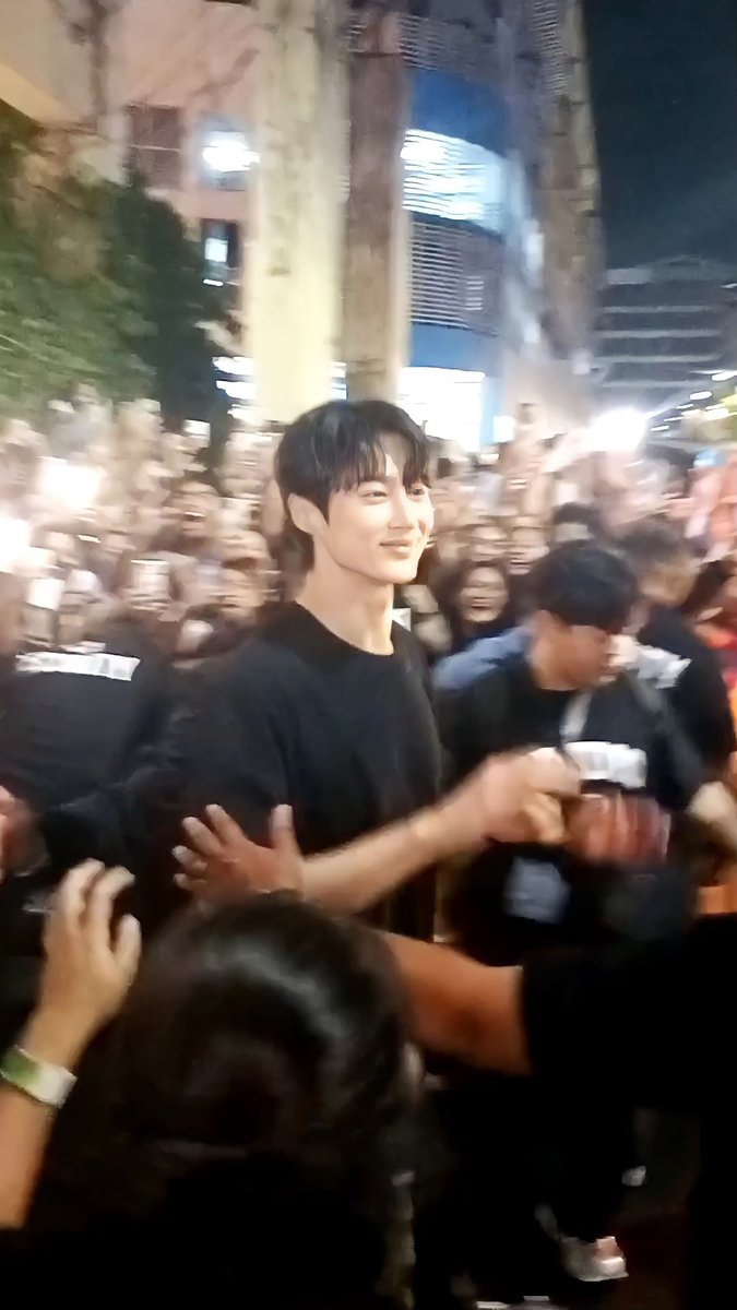 mae_dlcrz's tweet photo. I SAW BYEON WOO SEOK 💙 (06/22/2024)
i stan the right person to be famous, sabi ni inang si bws mismo nagsabi na gusto nya lumabas at makita ang fans waiting for him huhuhu thank u and i love you so much! Team labas lang ako here 💛
 #ByeonWooSeok #byeonwooseokinmanila https://t.co/IRHcyNQ4aH