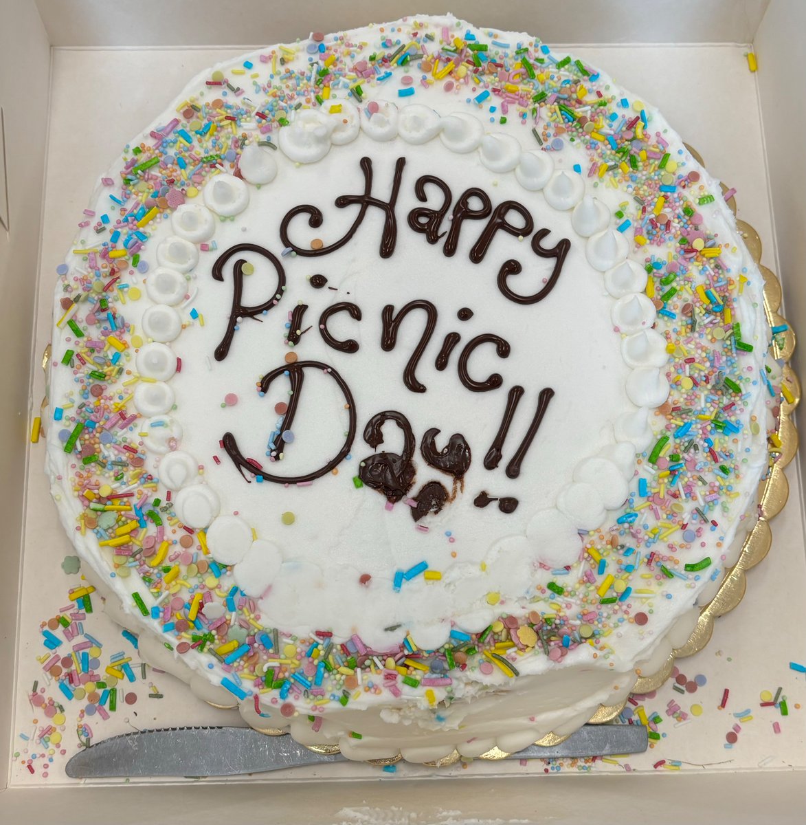Mrs_HowieP1's tweet photo. P2 had a lovely time at the family picnic today. A big thank you to Noah and his family for the beautiful cake. 😊☀️🍰 https://t.co/R1ArqVW4zg