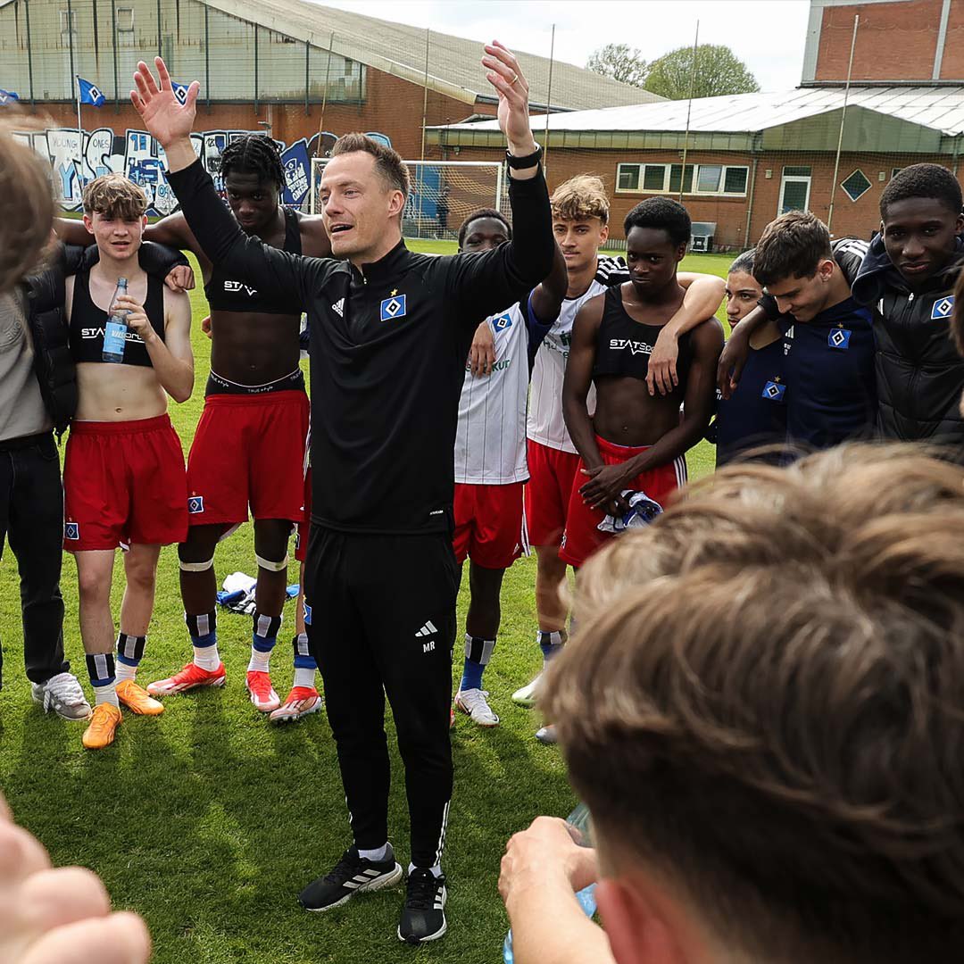 HSVYoungTalents's tweet photo. Danke, Marcus #Rabenhorst! 🙌

Nach sieben Jahren beim HSV - davon zuletzt zwei Jahre als #U19-Co-Trainer und als #U17-Chefcoach bei uns im Nachwuchs - wechselt der 40-Jährige zum FC Hansa Rostock. Nur das Beste für dich, Rabe! 💪

#nurderHSV #HSVYoungTalents

📸 Michael Schwarz https://t.co/qUhIUk48FK