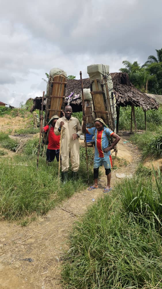 FMLarousse's tweet photo. #RDC: voilà comment est transportée la bière dans la région de #Manguredjipa-#Bandulu, zone en cheval entre le #Kivu et l'#Ituri. 

Photo: @MeBalikwisha https://t.co/wpfPaxIDaE