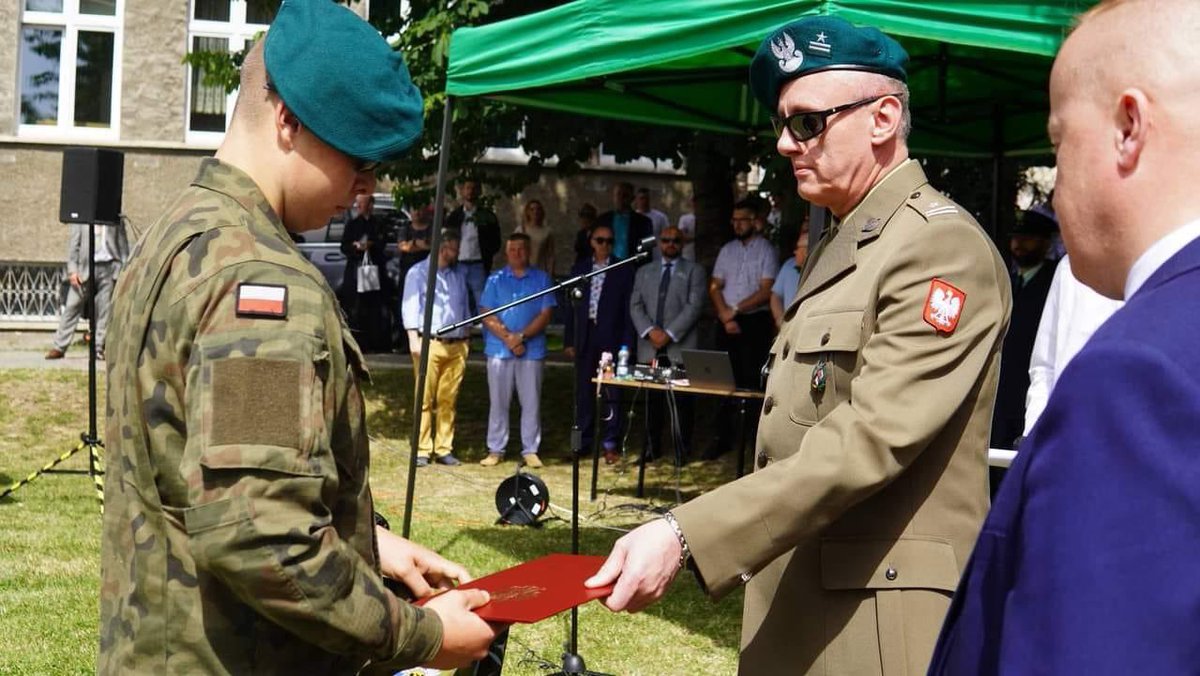 WCR_Klodzko's tweet photo. 2️⃣1️⃣ czerwca br. oficerowie WCR Kłodzko wzięli udział w uroczystym zakończeniu Roku Szkolnego
w szkołach z #OPW.
Wszystkim uczniom gratulujemy 👏 osiągniętych wyników. Życzymy udanych,ale przede wszystkim bezpiecznych wakacji🕶️🌞
#ZSZiO #ZST #TEBLiceum #IVLO https://t.co/CD2YCtDQ4q