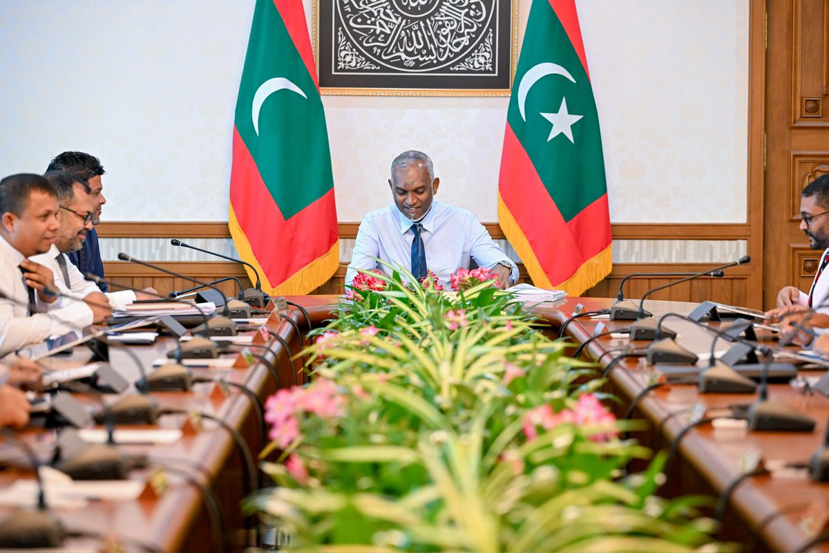 ޚަރަދު ކުޑަކުރުމާއި، އާމްދަނީ އިތުރުކުރުމުގެ ސިޔާސަތު އަދި މީޑިއަމް ޓަރމް ރެވެނިއު ސްޓްރެޓެޖީއެއް އެކުލަވާލުމަށް ރައީސުލްޖުމްހޫރިއްޔާ ނިންމަވައިފި 
presidency.gov.mv/Press/Article/…