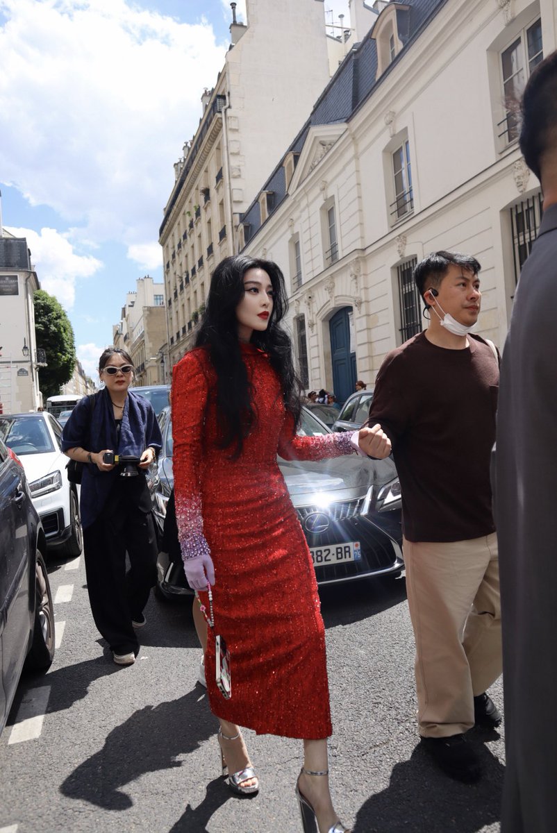 fbb_pics's tweet photo. Fan Bingbing on her way to Georges Hobeika couture show.

#范冰冰 #FanBingbing #ParisFashionWeek #GeorgesHobeika 

https://t.co/lY3figNi0a https://t.co/TqihlUkB2N