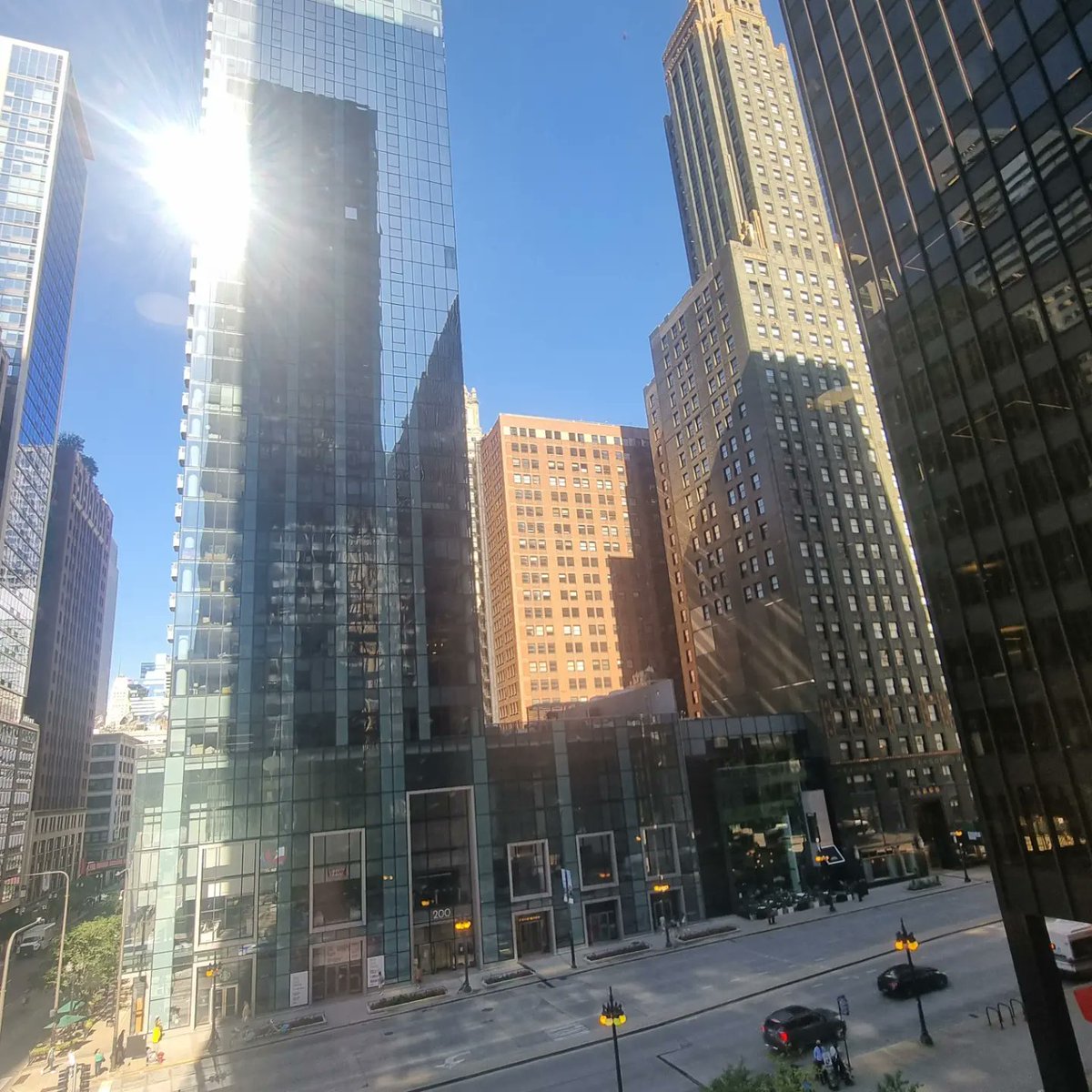 Le groupe de la #SessionAnnuelle 24 est reçu à Chicago par le Consul général adjoint, <a href="/ClemCALAIS/">Clément Calais</a>, qui partage des perspectives sur les dynamiques économiques &amp; politiques du Midwest. Chicago, pivot économique, se distingue par sa diversité &amp; son système financier robuste.