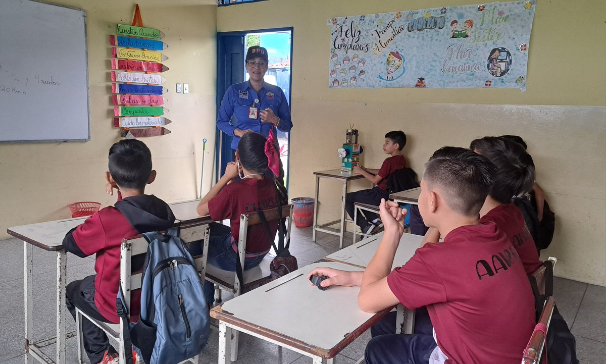 La Lcda. Marirub Márquez de Dirección general de Prevención del Delito DPD se encuentra en la institución <a href="/EB_SIMONBOLIVAR/">E.B. Simón Bolívar</a> realizando la conformación y formación de Brigadas preventivas sobre los accidentes de tránsito. <a href="/Berzabethg1/">Berzabethgandicaoficial</a> <a href="/NicolasMaduro/">Nicolás Maduro</a> <a href="/DPDTachira/">DPD Táchira</a> <a href="/MariDPDTachira/">Marirub Marquez</a>