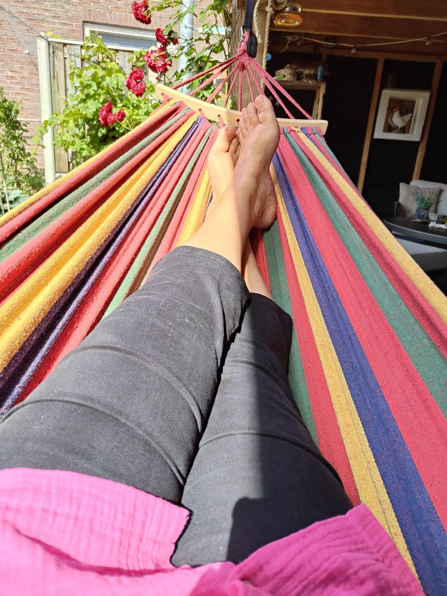 Honnevon's tweet image. Ja hoor, daar istie weer. De #hangmat. Even luilakken tussen vrijwilligerswerk en het eten koken in.  Ik doe vandaag lekker en makkelijk en gooi straks shoarma in de pan, kook er wat rijst bij en maak een rauwkostsalade. Wat eten jullie vanavond?